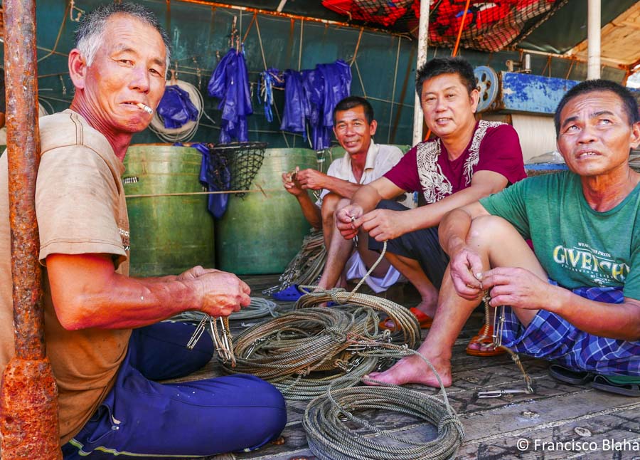 Four men on a tuna fishing vessel maintaining equipment. Photo Francisco Blaha.